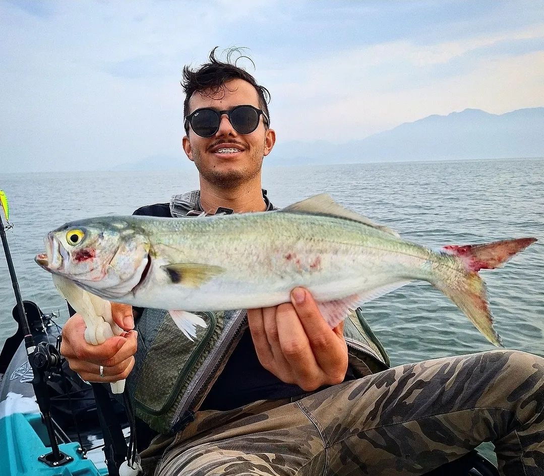A pesca de caiaque alcança lajes, pedras e marisqueiras que ninguém pesca a pé — sempre com isca artificial.
