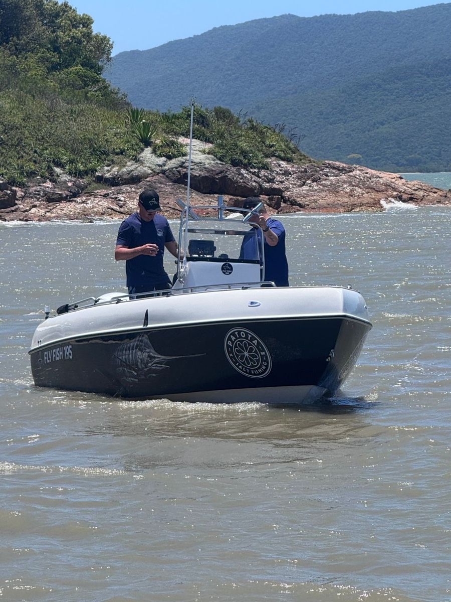 A Patota Salt Fishing, a Fly Fish 195 de Leonardo, voltando de mais um dia de mar em Florianópolis.